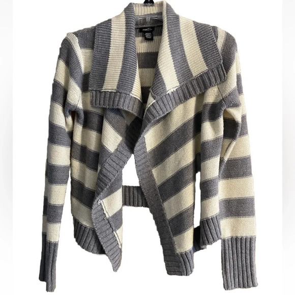 MISSES RUE 21 GRAY AND WHITE LONG SLEEVE CARDIGAN SIZE MEDIUM Nice condition - Picture 1 of 9